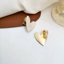 Einfache Temperament Metall Emaille Love Heart Clip-Ohrringe Frauen Trendy Lady Retro Weiße Große Herzförmige Clip-Ohrringe Ohne Piercing