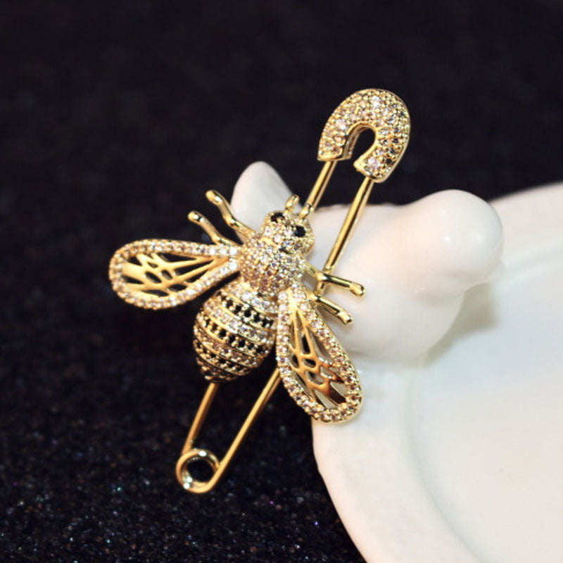 Luxury Full Crystal Gold Color Bee Brooches For Woman Shiny Hollow Bee Brooch Pin For Coat Scraf Fine Jewelry