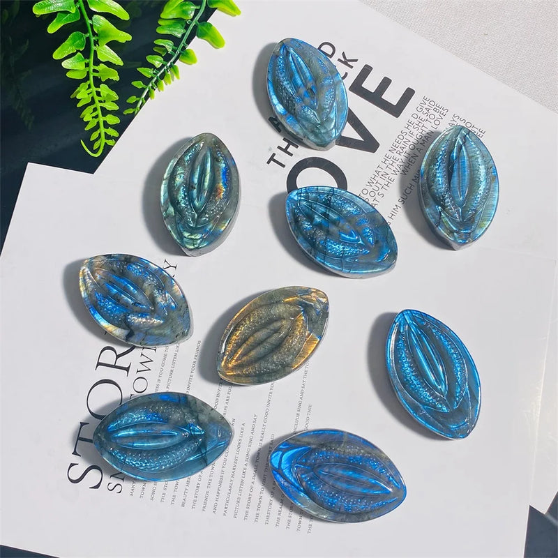 Source Of Life Vulva Shape Natural Labradorite Crystal Carved Healing Reiki Crafts Feminine Beauty Massage Tools Room Decor