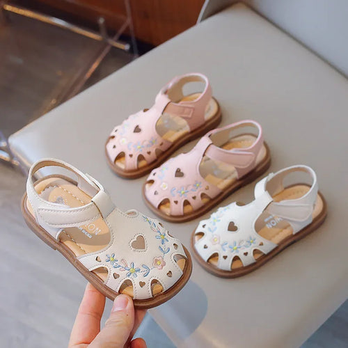 Kinder Mädchen Weiche Sohlen Freizeitschuhe Modische Prinzessinnenschuhe Neue Blumenstickerei Strandschuhe Herzförmige Mädchensandalen 2024