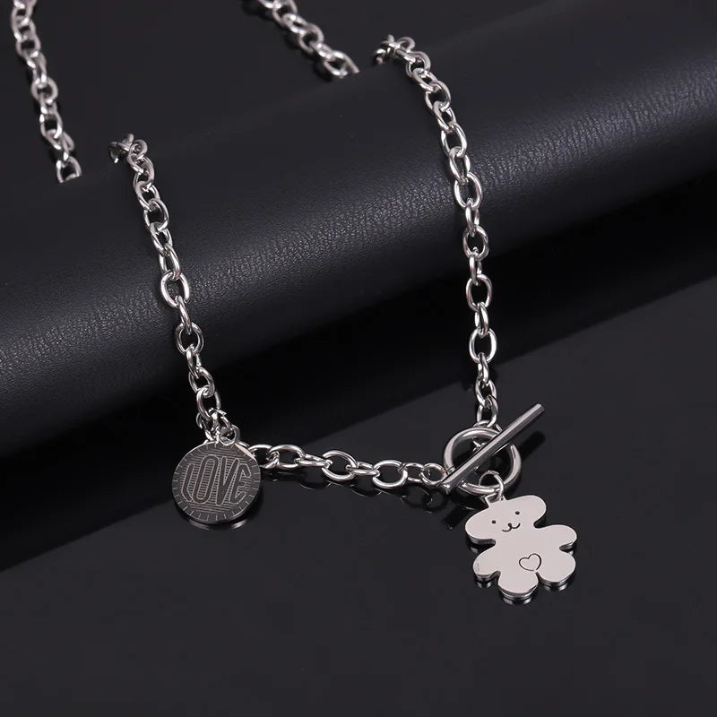 Trendy hip-hop love teddy bear pendant necklace, personalized, simple and versatile, niche design, collarbone chain