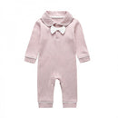 Niedliche Babykleidung aus Baumwollrippenstoff