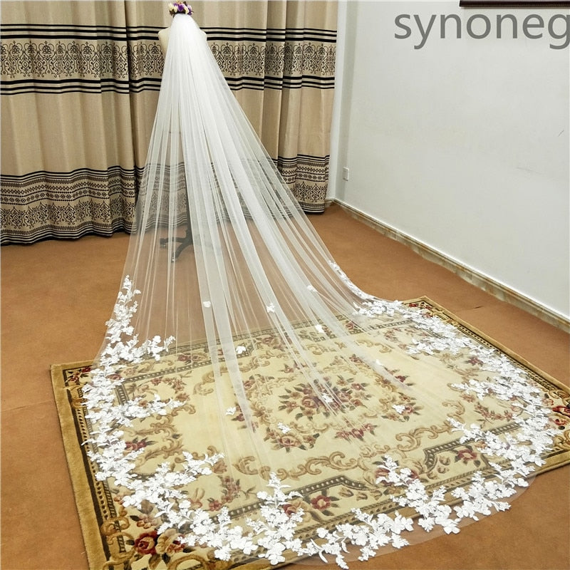 Echtes Foto 3m.4m.5m Einschichtiger Hochzeitsschleier mit Kamm Weißer Spitzenrand Brautschleier Elfenbeinapplizierter Kathedralen-Brautschleier