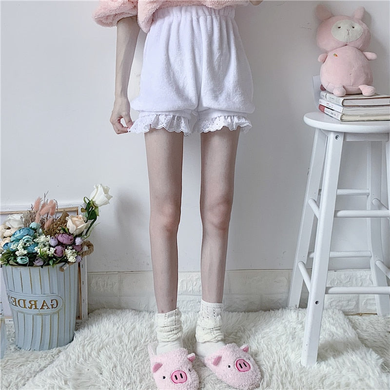 Pantalones cortos de terciopelo cálidos para niñas Lolita de invierno, pijamas de felpa de encaje de cintura alta para mujeres, pantalones cortos de verano, bombachos Kawaii, rosa y blanco