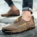 Zapatos de malla de verano para hombre, zapatillas de deporte de talla grande, calzado ligero transpirable para caminar, nuevos zapatos informales cómodos sin cordones 2022 para hombre