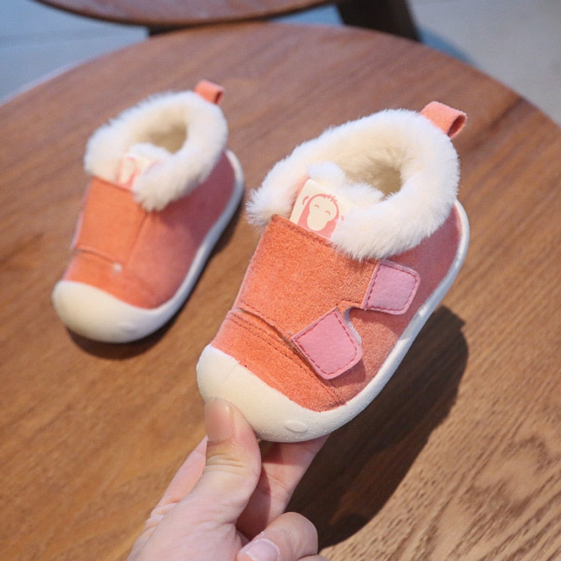 Botas de invierno para niños pequeños, botas de nieve cálidas de felpa para bebés y niñas, zapatos antideslizantes de fondo suave para exteriores cómodos para niños