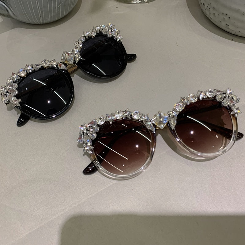 Neue Art und Weise Sonnenbrille Frauen Cat Eye Oversize Sonnenbrille Männer Luxus Kristall Vintage Brillen Zubehör UV400