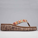 Nuevas zapatillas de mujer de estilo veraniego a la moda, chanclas de tacón medio de 4,5 cm, sandalias de cuña para la playa, zapatos de cuña con plataforma y correa de arcoíris