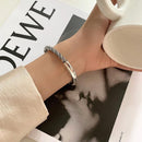 XIYANIKESilberne gedrehte glatte massive Armreif für Damen, schlichte Öffnung, Retro-Volkskunst, Modeschmuck-Accessoires, Geschenk