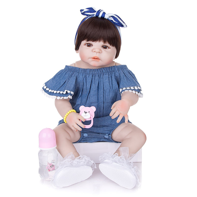 KEIUMI 57 CM Realistische Reborn Baby Mädchen Puppe Voll Silikon Vinyl Entzückendes Mädchen Baby Spielzeug Tragen Cowboy Strampler Kind Geburtstagsgeschenk