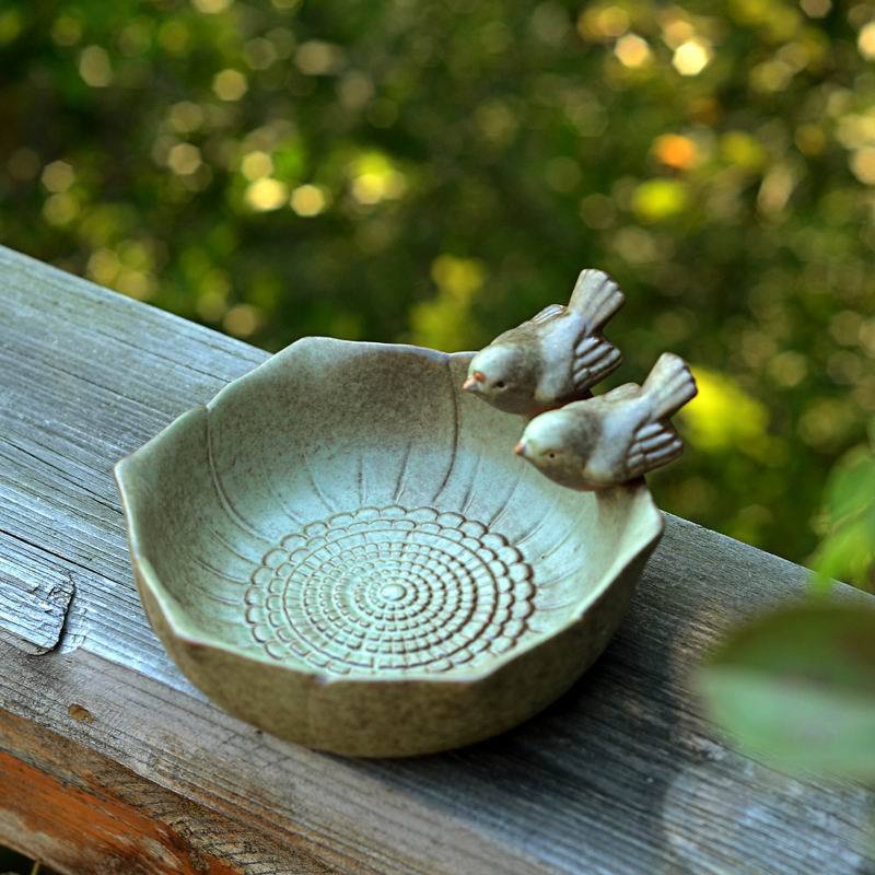 Baños de nacimiento de cerámica Decoración de jardín Comedero de nacimiento Acuario de cerámica Acabado retro Comedero para pájaros
