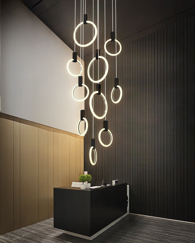 Moderner LED-Kronleuchter Schwarz / Goldene Innentreppenbeleuchtung Eisen-Acryl-Ring-Restaurant-Dekor-Lichter Nordische Luxus-Hängelampe