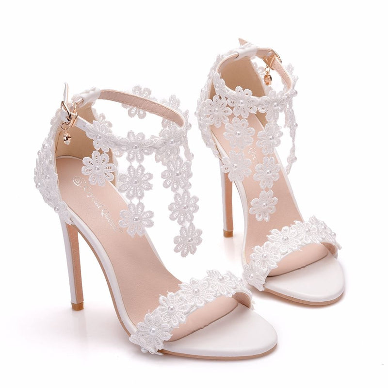 Crystal Queen, sandalias con correa en el tobillo para mujer, encaje blanco, flores, perla, borla, tacones altos de aguja, zapatos de boda nupciales delgados