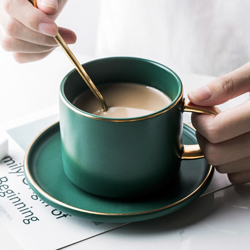 Grüne Keramik Kaffee-Latte-Becher Trinkgefäße Sojamilch-Frühstückstasse aus feinem Knochenporzellan, niedliches Tumbler-Teetassen- und Untertassen-Löffel-Set