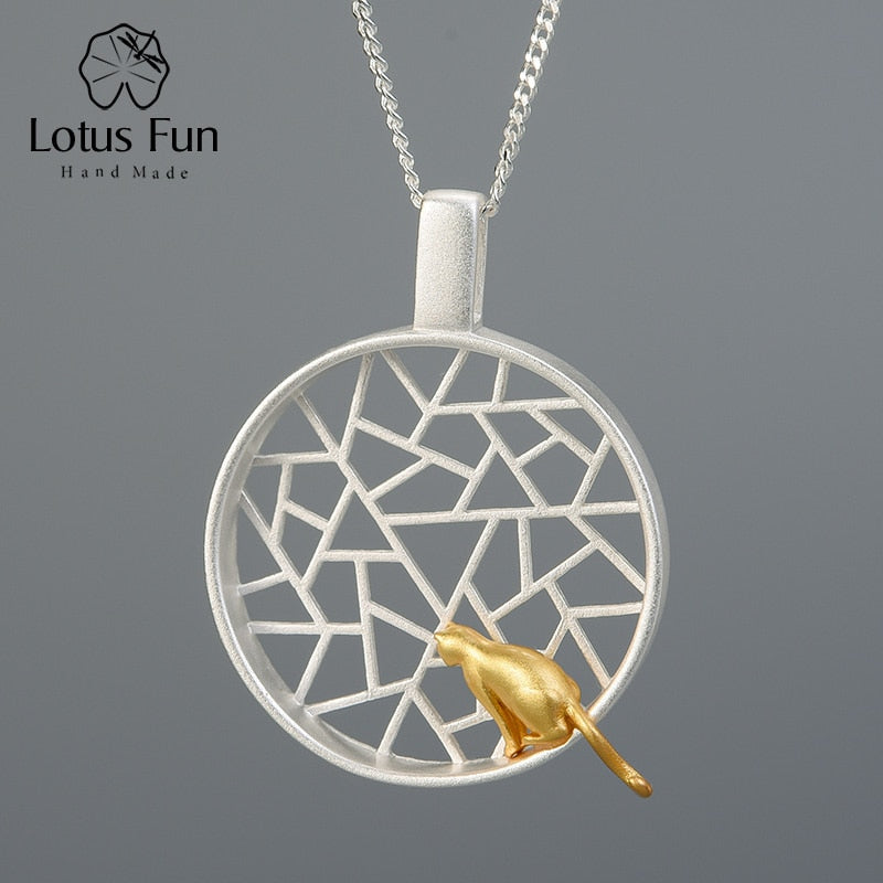 Lotus Fun Real 925 Sterling Silver Diseño hecho a mano Joyería fina Lindo gato de oro de 18k jugando junto a la ventana Colgante sin collar