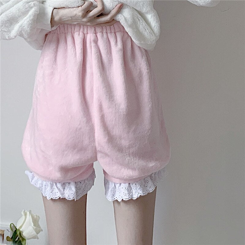 Pantalones cortos de terciopelo cálidos para niñas Lolita de invierno, pijamas de felpa de encaje de cintura alta para mujeres, pantalones cortos de verano, bombachos Kawaii, rosa y blanco