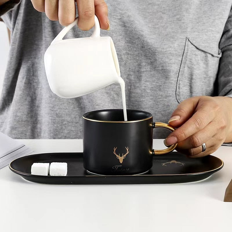 Lujosas tazas de café y platillos de cerámica con borde dorado europeo, juegos de cucharas con caja de regalo, té, leche de soja, tazas para el desayuno, plato de postre