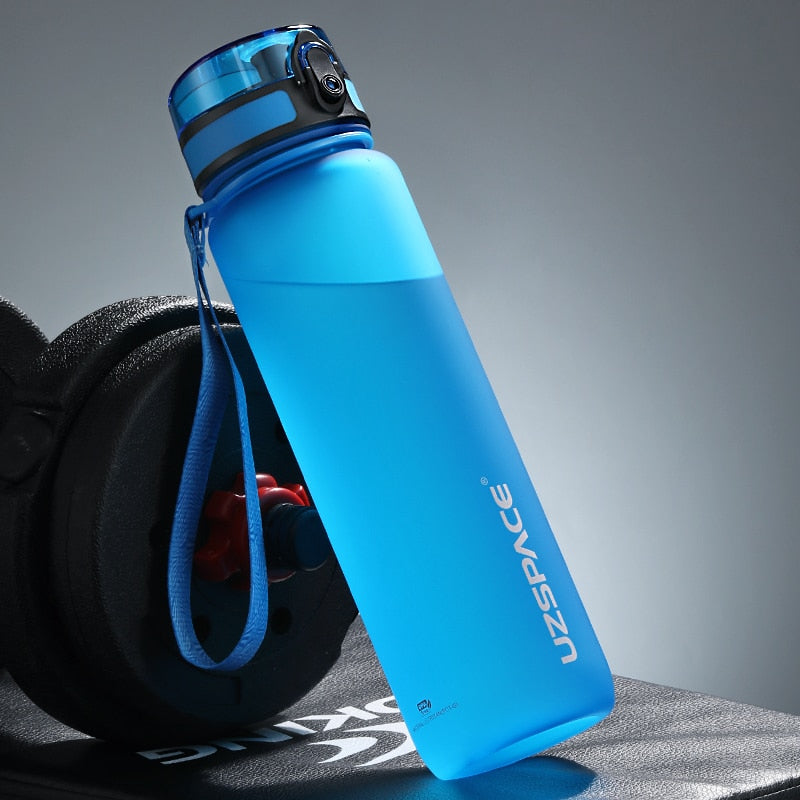 Heißer Verkauf Sport Wasserflasche 500/1000 ML Protein Shaker Outdoor Reise Tragbare Auslaufsichere Trinkgefäße Kunststoff Trinkflasche BPA-frei