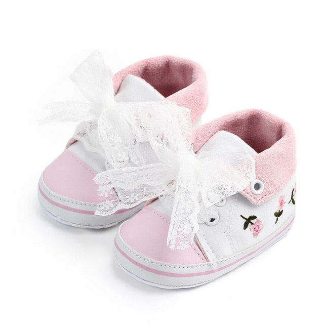 Baby beschuht weiße Spitze-Blumengestickte weiche Schuhe Prewalker, die Kleinkind-Kind-Schuh-erster Wanderer gehen freies Verschiffen
