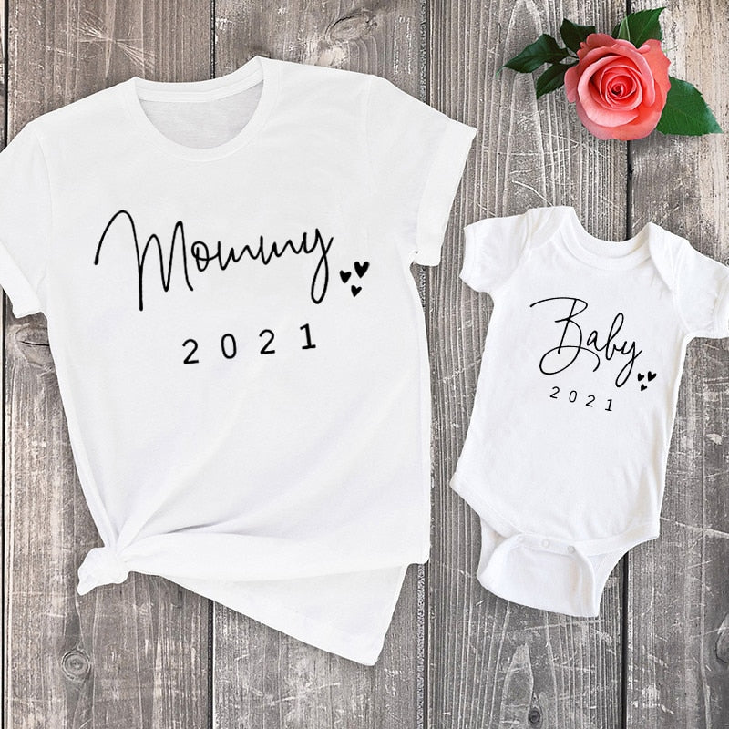 Lustiges Baby Mommy 2021 Familie Passende Kleidung Einfache Schwangerschaftsankündigung Familienlook T-Shirt Baby Mom Passende Kleidung