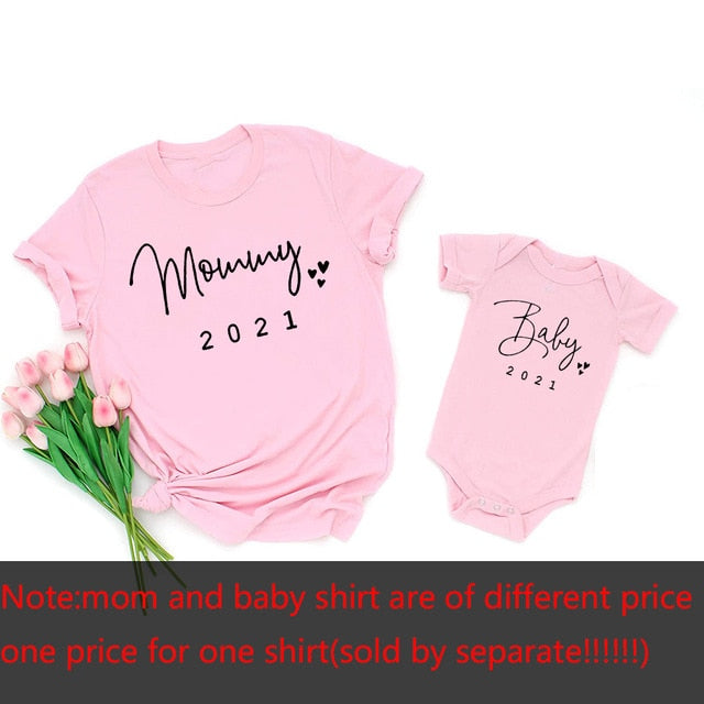Divertido bebé mamá 2021 ropa a juego familiar Simple anuncio de embarazo camiseta de apariencia familiar bebé mamá ropa a juego