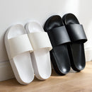 Zapatillas de casa de verano para hombre, zapatos sencillos para amantes en blanco y negro, chanclas antideslizantes para baño, zapatillas de plataforma para mujer de interior