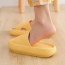 Zapatillas de casa de verano para hombre, zapatos sencillos para amantes en blanco y negro, chanclas antideslizantes para baño, zapatillas de plataforma para mujer de interior