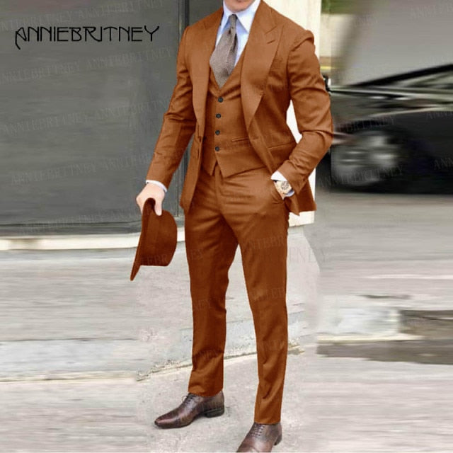 2021 traje clásico marrón para hombre, 3 piezas, esmoquin, solapa de pico, padrinos de boda, conjunto de trajes de boda, chaqueta de negocios de moda para hombre, chaqueta + Pantalones + chaleco