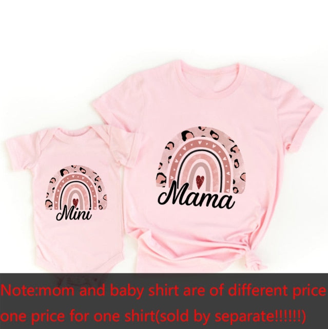 1 stücke Regenbogen Mama und Ich Shirt Mode Familie Passende Kleidung Regenbogen Mama und Mini T Shirt Niedliche Familienlook Outfits