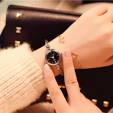 Luxus Mode Gold Armreif Frauen Uhren Edelstahl Retro Damen Quarz Armbanduhren Ulzzang Marke Kleine Uhr