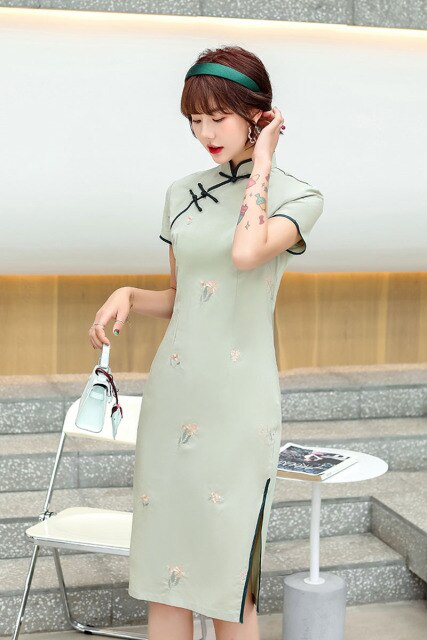 Chinesisches nationales Cheongsam-Stickerei-Baumwollkleid-handgemachter Knopf-Weinlese-Frauen-Kleid-reizvolles rosa Qipao