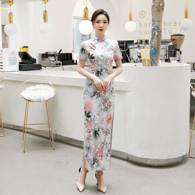 Hochwertige Stickerei blüht chinesische traditionelle Herbst-Satin-lange Cheongsam-Kleider für Frauen Qipao китайское платье