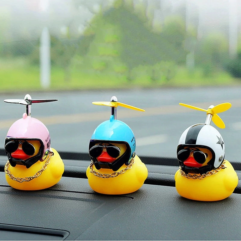 Coche lindo pequeño pato amarillo con casco hélice rompevientos pato rompeolas decoración interna de coche decoración de adornos de coche
